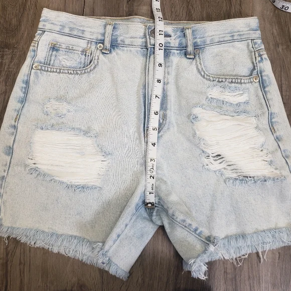 AE Mom Short Light Wash Women's 2 (28) High Rise Distressed Jean Shorts Raw Hem - Picture 6 of 8